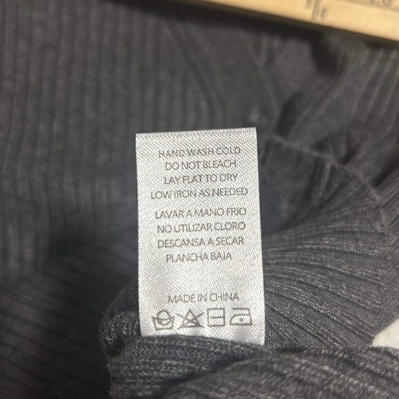 NEW Cropped Cardigan V-Neck Button Down Slim Women Top L Gray - Picture 5 of 5